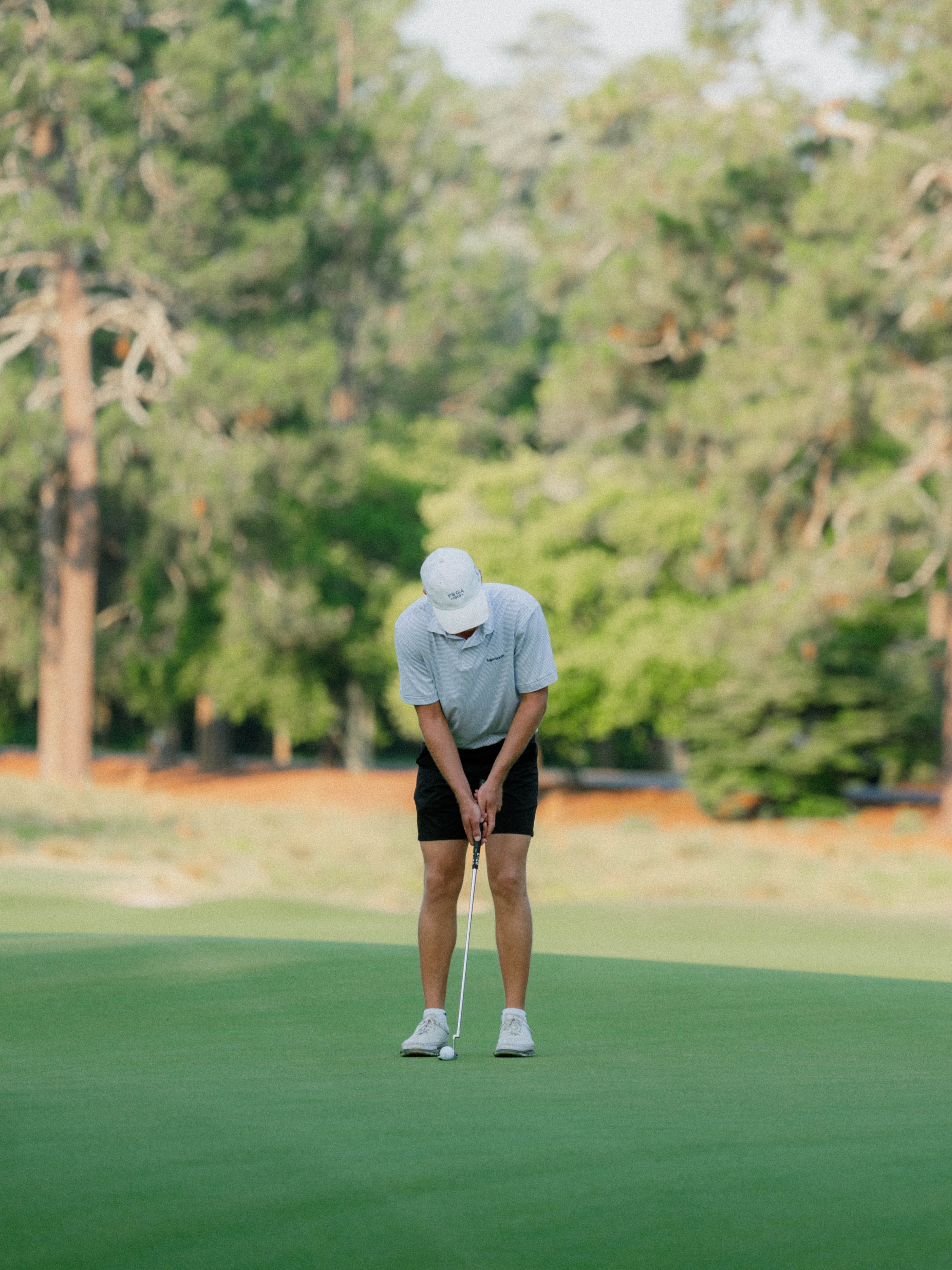 Michael Springer putting at Pinehurst No. 2